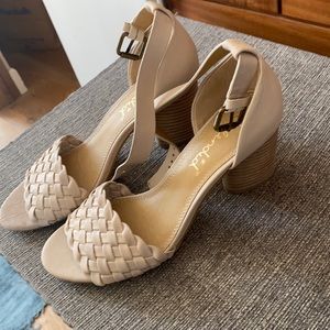 Shoes, splendid brand. Very nice